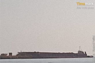 Terlihat Kapal Tongkang Pengangkut Batu Bauksit Masih melakukan aktifitas di lokasi pelabuhan Jeti yang sempat di segel oleh KKP RI.