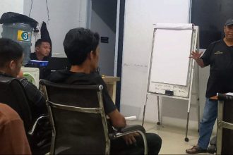 Saibansyah Dardani Ketua PWI Kepri, saat memberikan materi kepada anggota PWI Batam.