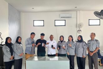 Kepala Kantor Wilayah Direktorat Jenderal Pemasyarakatan Kalimantan Barat, Jayanta bersama staf.