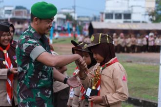 Babinsa Koramil 04/Dabo, Koptu M. Thahir, hadiri Pembukaan Peringatan Hari Pramuka ke-64 Kecamatan Singkep. Acara yang dihadiri Wakil Bupati, Danyon Marinir, dan Forkopimda ini berlangsung lancar & khidmat. Usai pembukaan, dilanjutkan penyerahan hadiah lomba dan bantuan sembako. Situasi aman dan terkendali.