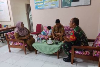 Babinsa Koramil 04/Dabo saat menemui kepala desa dan perangkatnya. (CZone)