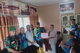 Babinsa Koramil 04/Dabo saat mendampingi penyerahan bantuan kepada masyarakat.