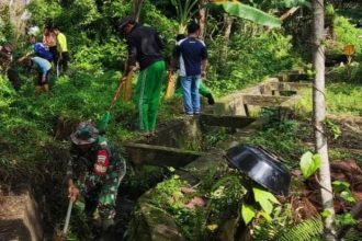 Babinsa Koramil 04/Dabo saat gotong royong bersama warga.