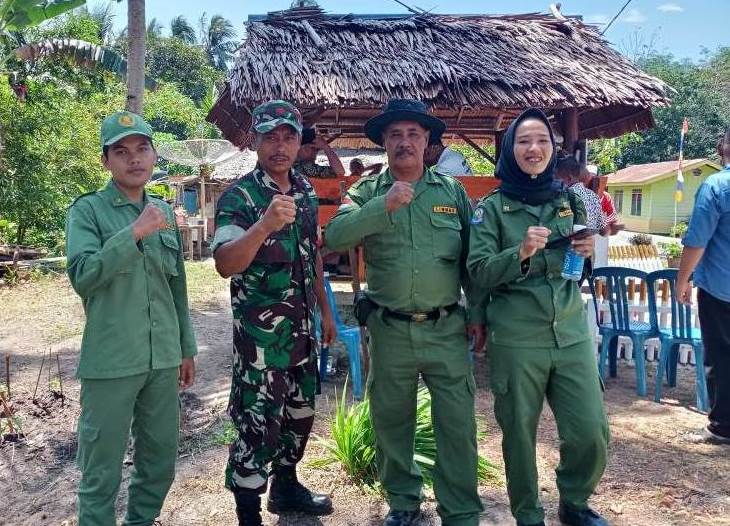 Babinsa Koramil 04/Dabo bersama Linmas Sungai Buluh.