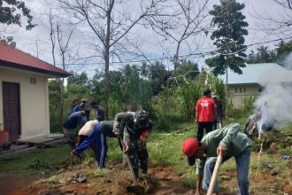 Babinsa Koramil 04/Dabo saat berbaur bersama warga.